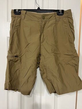 Marmot Men 30 Cargo Shorts in Olive Green with Zip Pockets Hiking Outdoor casual